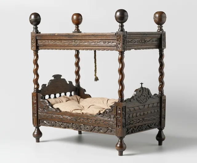 Identificatie Titel(s): Ledikant van mahoniehout Objecttype: meubilair bed ledikant miniatuur Objectnummer: BK-KOG-736 Omschrijving: Ledikant van mahoniehout (?) en palissanderhout, met geslingerde kolommen, versierd met gestoken vlechtbanden, schijfsnoeren, lauwerstroken en rankfriezen. De klauwstu. 1:12 vs 1:24: Which Dollhouse Scale Should a Beginner Choose?