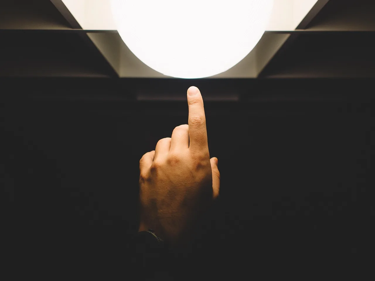 finger, pointing, light, hand, lamp, gray light, gray lamp, gray lights. A weekend of lighting drills built around one test box