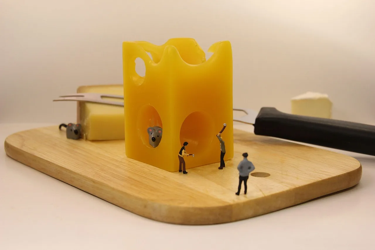 miniature figures, mousetrap, cheese, cheese board, knife, mice, miniature figure, model train figure, toy, miniature, art, creative, small, little man, figurines, tiny, model construction figure, close up, humorous, fun, h0, 1 87, mousetrap, mousetrap, mousetrap, mousetrap, mousetrap, cheese, cheese, cheese board, cheese board, mice, mice, miniature. Tiny scene case studies: the results and the conditions behind them